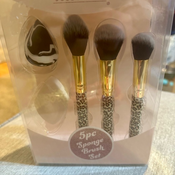 Beauty Bundle - face wipes, brush wash, 5pc brush/sponge set, and headband - Picture 4 of 5